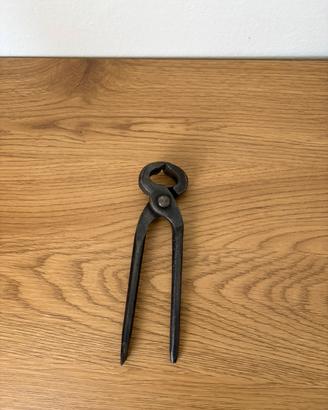 Antica tenaglia in ferro battuto