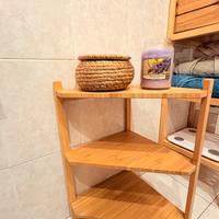 Scaffale angolare in bambù