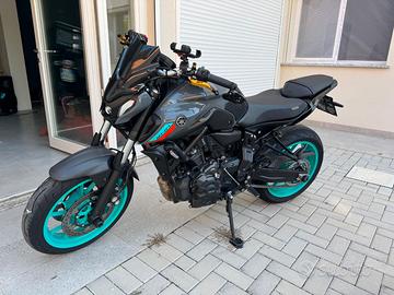 Yamaha MT-07 ABS con scarico Akrapovic