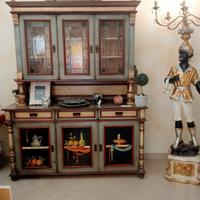 credenza laccata e decorata