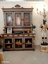 credenza laccata e decorata