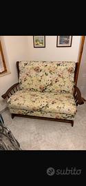 Divano vintage con fantasia floreale