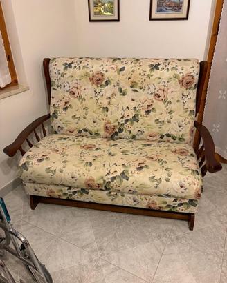 Divano vintage con fantasia floreale