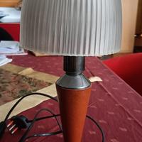 lampada da tavolo con base in legno di ciliegio e 