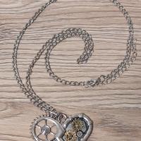 Collana s steampunk con cuore e ingranaggi - nuova