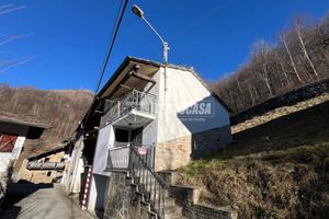 CASA LIBERA SU 3 LATI IN ZONA TRANQUILLA