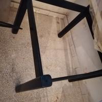 tavolo in legno quadrato con lastra di  cristallo