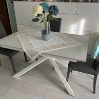 Tavolo con piede in ferro bianco