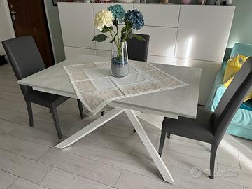 Tavolo con piede in ferro bianco