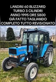 Tra trattorino lavori di giardinaggio