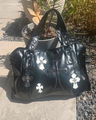 borsa nera con croci