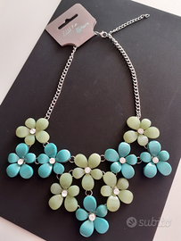 Collana con fiori verdi e turchesi con brillantini