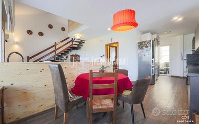 PORZIONE DI BIFAMILIARE CON 2 APPARTAMENTI E GIARD