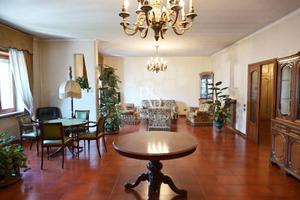 Appartamento di 200 m² con più di 5 locali a Roma