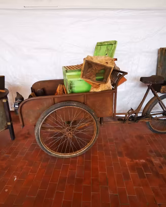 Bicicletta vintage da lavoro da apicoltore