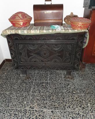 cassapanca antica con ingresso sardo 