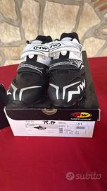 Casco e scarpe da ciclismo