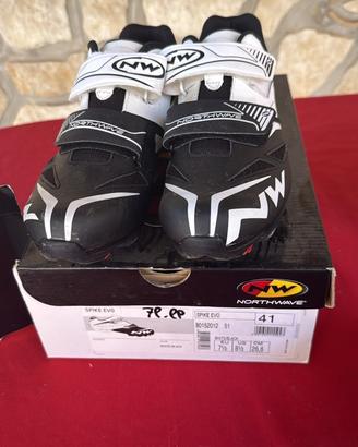 Casco e scarpe da ciclismo