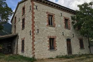 Rustico / Casale di 300 m² con più di 5 locali e b