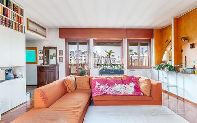 Attico con un terrazzo di 70mq doppi servizi e bo