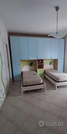 Cameretta con armadio a ponte, scrivania e libreri