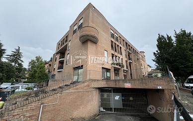 Box auto doppio in contesto tranquillo