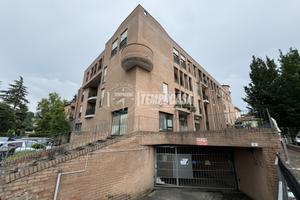 Box auto doppio in contesto tranquillo