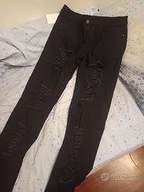 jeans neri strappati