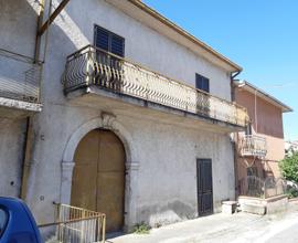 Casa indipendente con terreno e cortile interni