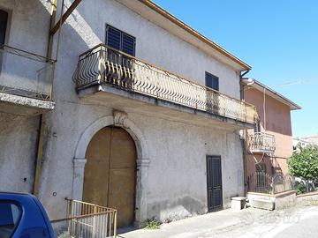 Casa indipendente con terreno e cortile interni