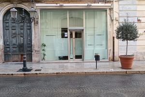 Locale in via di palma di fronte oviesse