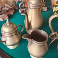 Teiera e tazze in ottone antico, servizio da tè