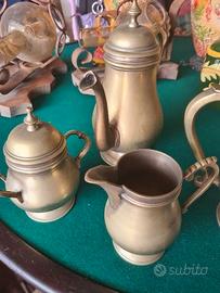 Teiera e tazze in ottone antico, servizio da tè