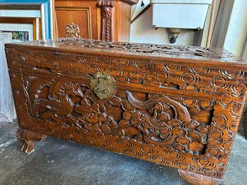 Cassapanca in legno massello intagliato