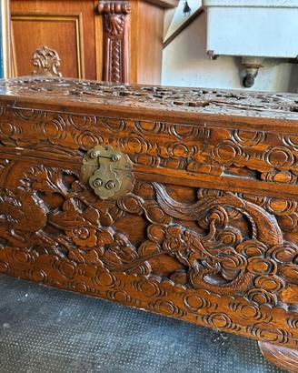 Cassapanca in legno massello intagliato