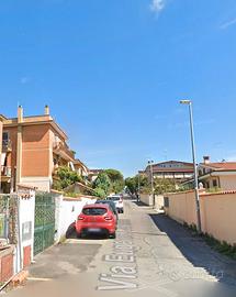 Acilia spazioso appartamento in villa