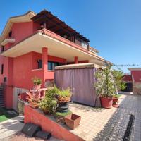 Villa bifamiliare in contesto residenziale