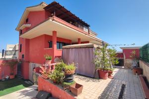 Villa bifamiliare in contesto residenziale