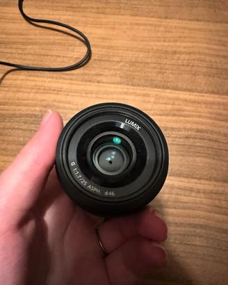 Lente Lumix Micro 4/3 25mm prime F1.7 - H-H025E-K