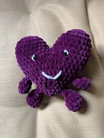 Peluche cuore fatto a mano all’uncinetto