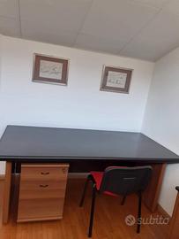 Scrivania uso ufficio o postazione PC