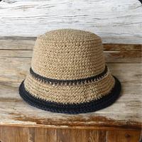 Cappello in crochet beige con banda nera