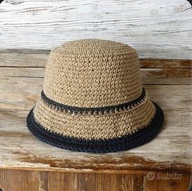 Cappello in crochet beige con banda nera