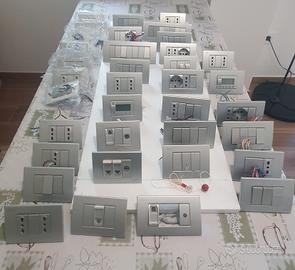 BTicino n. 72 prese elettriche complete.