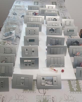 BTicino n. 72 prese elettriche complete.