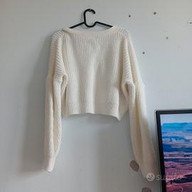 cardigan bianco panna con bottoni marroni.