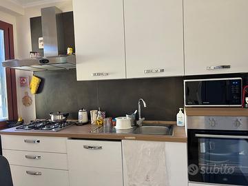 cucina bianca completa di elettrodomestici