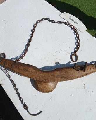 giogo aratro antico in legno e ferro battuto