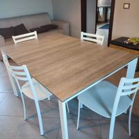 Tavolo da pranzo con sedie
