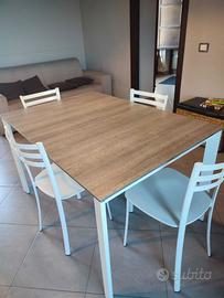 Tavolo da pranzo con sedie